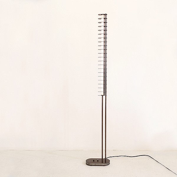 DISTANCE FLOOR LAMP